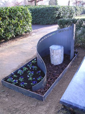 grafmonument, cortenstaal en versteend hout grafmonument, cortenstaal en versteend hout