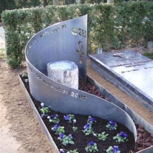 grafmonument, cortenstaal en versteend hout
